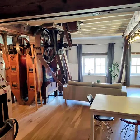 아파트 Unique Historic Mill Loft With River Lys Views